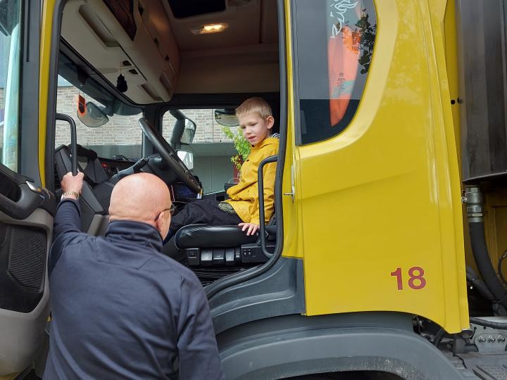 De vuilniswagen van gemeente Goes bracht een bezoek aan De Wingerd in Kloetinge. De leerlingen mochten bij de vrachtwagen kijken.