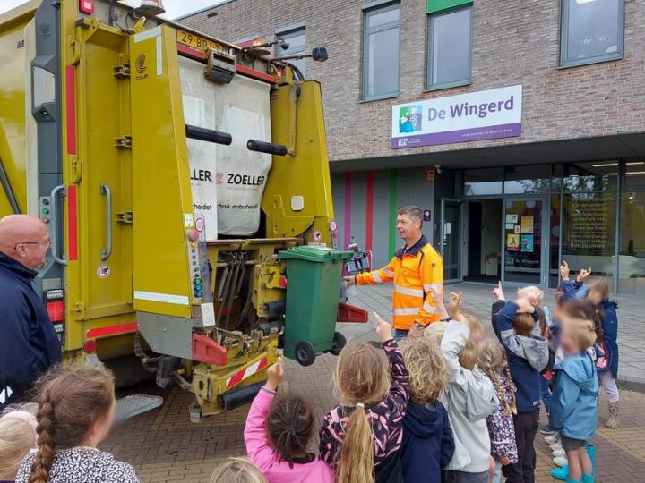 De vuilniswagen van gemeente Goes bracht een bezoek aan De Wingerd in Kloetinge. De leerlingen mochten bij de vrachtwagen kijken.
