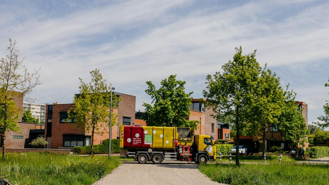 Vuilniswagen van gemeente Goes rijdt door de wijk
